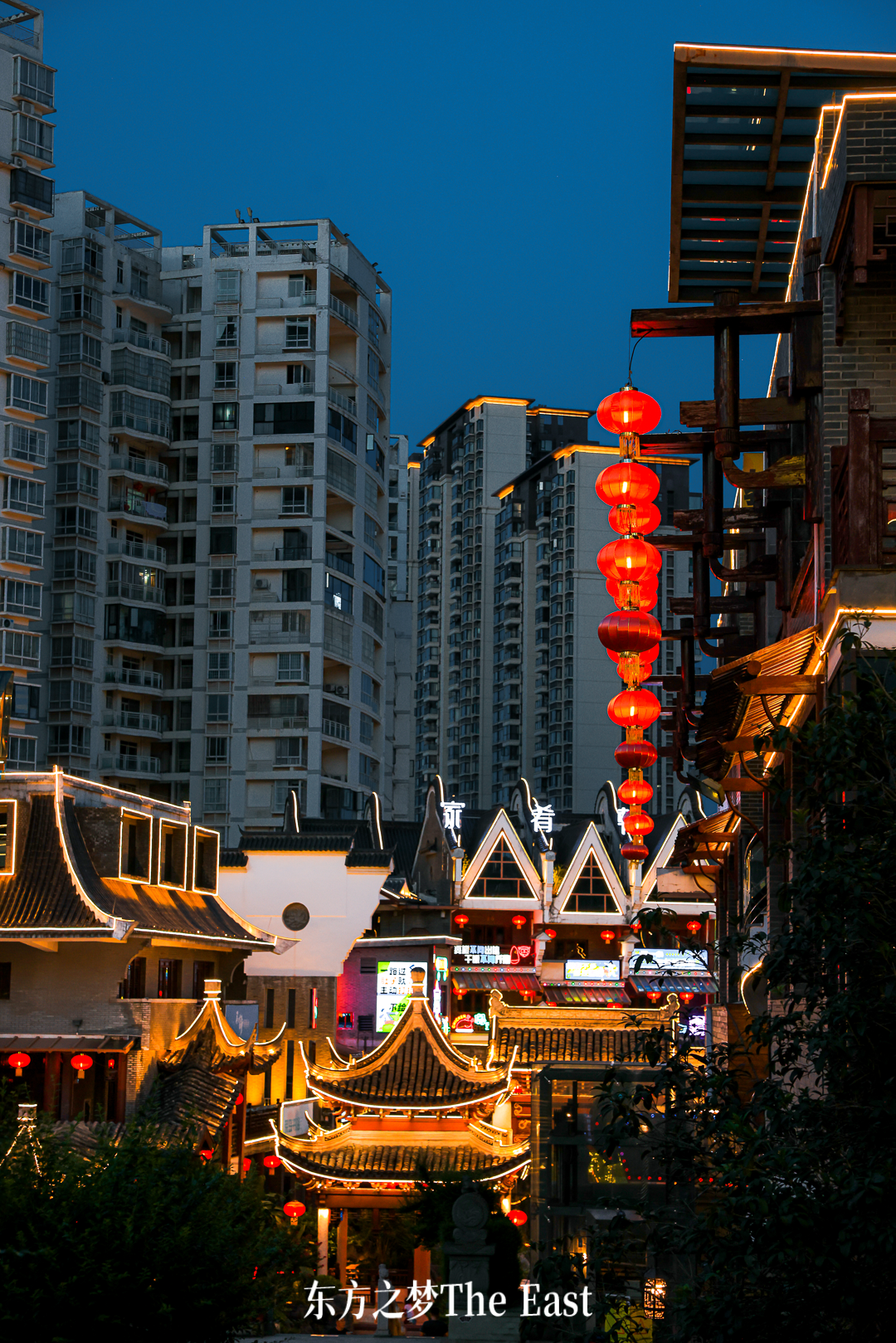 东方之梦夜景街区与灯笼