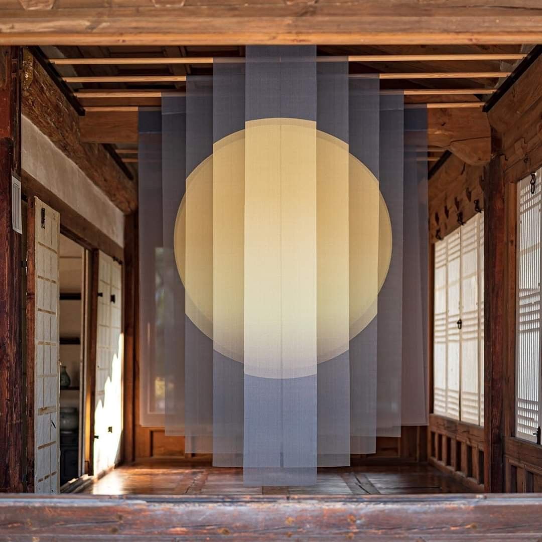 多层半透明垂幅共同构成圆形图像的空间参考
